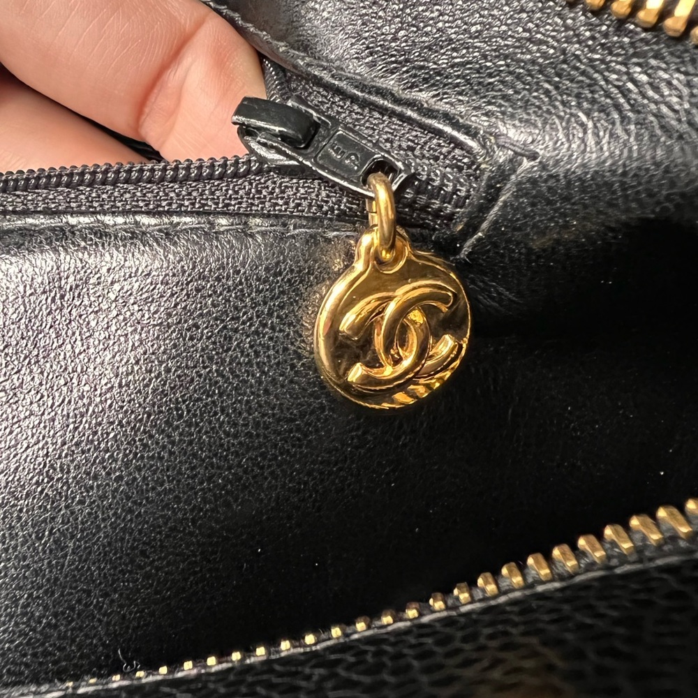 Authentic Vintage Chanel Medallion tote bag - Picture 13 of 13